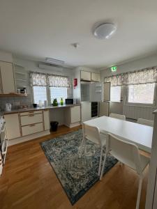 Kuchyň nebo kuchyňský kout v ubytování Country peace by the pond- Hidden gem at lake