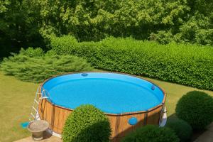 vista sul soffitto di una vasca idromassaggio in un cortile di Maison Évasion - Piscine, Jardin & Barbecue a Oullins