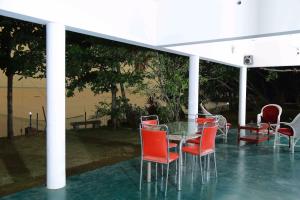 Orchid Lake View Homestay内部或周边的泳池