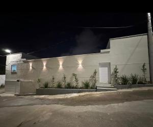 un edificio blanco con luces en el costado en Recanto Rafiza, en São José de Ribamar