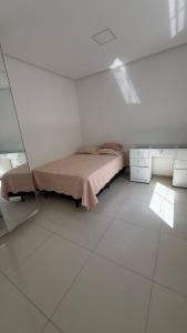un dormitorio con una cama y un espejo en Recanto Rafiza, en São José de Ribamar