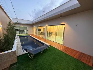 Casa grande con piscina en el patio en Recanto Rafiza, en São José de Ribamar