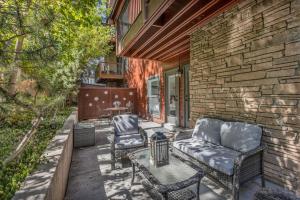 Χώρος καθιστικού στο 2BDR Condo Stunning Location in Town