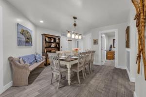 Χώρος καθιστικού στο 2BDR Condo Stunning Location in Town