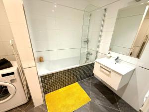 Ένα μπάνιο στο Garden Residence Terrace Apartment +28 φωτογραφίες