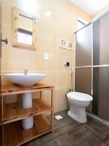 Ένα μπάνιο στο Cobertura Frente a 1 min da Prainha - Vista Ampla