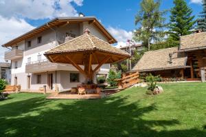 una casa con un gran cenador de madera en un patio en Alaska House Suite Bering - sauna and relax, en Trento 32 fotos más