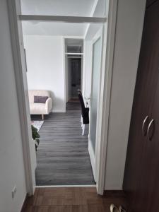 korytarzem prowadzącym do pokoju z łóżkiem w obiekcie Sarajevo apartman w Sarajewie +3 zdjęcia