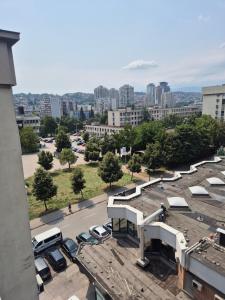 parking z zaparkowanymi samochodami w mieście w obiekcie Sarajevo apartman w Sarajewie