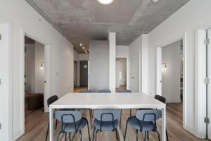 Setusvæði á 4BR Modern Gem Sleek Bright & Central