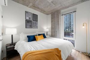 Rúm í herbergi á 4BR Modern Gem Sleek Bright & Central