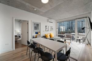 Setusvæði á 4BR Modern Gem Sleek Bright & Central +49 myndir