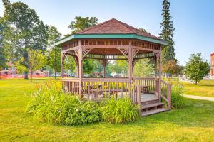 Zahrada ubytování Downtown Crandon Walkable Studio with Patio!