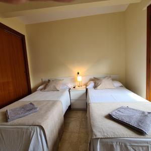 two beds sitting next to each other in a room at H Los Rafaeles in Torrejón de Ardoz