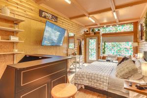 TV a/nebo společenská místnost v ubytování Downtown Crandon Walkable Studio with Patio!