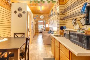 Kuchyň nebo kuchyňský kout v ubytování Downtown Crandon Walkable Studio with Patio!