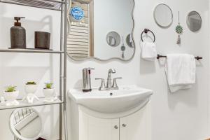 Koupelna v ubytování Downtown Crandon Walkable Studio with Patio! + 16 fotografií