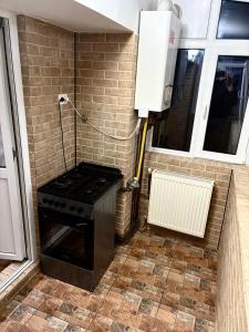 a small kitchen with a stove and a window at Apartament Leonardo in Roman