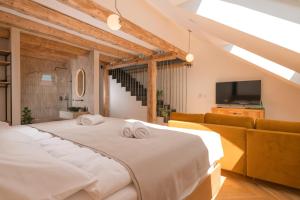 ケジュマロクにある1779 SUITES Kežmarokのベッドとソファのある寝室