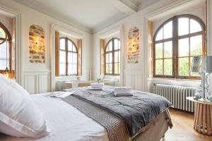 ein Schlafzimmer mit einem Bett mit zwei Handtüchern darauf in der Unterkunft L'Echappée- Maison avec piscine pour 4 personnes in Clisson