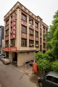 ニューデリーにあるHotel C Park, Karol Bagh, New Delhiの正面にホテルの駐車場がある建物