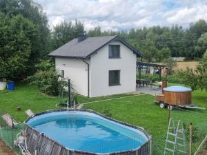 una casa con piscina en el patio en Domek na Jurze Krakowsko Częstochowskiej, Agroturystyka "Banderoza u Bolka" Na Szlaku Orlich Gniazd, en Myszków