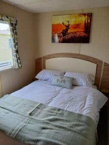 En eller flere senge i et værelse på Lexi's Lodge