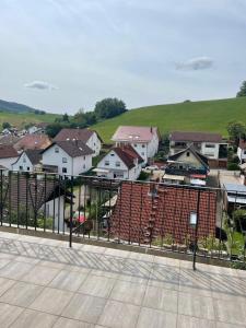 vista su una città dal tetto di un edificio di REHBLICK Ferienwohnung a Trösel