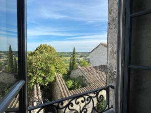 una finestra aperta con vista sulla campagna di Le Logis de la Bastide a Lauzerte Altre 16 foto