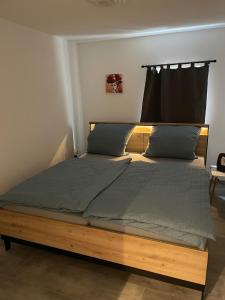 Ένα ή περισσότερα κρεβάτια σε δωμάτιο στο Black Forest apartment in Rottweil