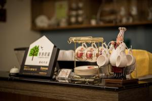 員山郷にある蘭庭 Villa民宿 B&Bの人形と皿と本が置かれたテーブル