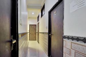een gang met een deur en tegels bij Super Hotel O Mani Bhai Patel in Kota