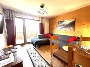 a living room with a couch and a table at Esprit chalet-Le Snoroc C36 in Aime La Plagne