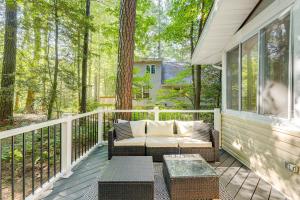 eine abgeschirmte Veranda mit einem Sofa und einem Tisch in der Unterkunft Warm and Cozy 3BR-8 Mi to Ocean City! in Ocean Pines