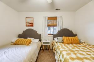 zwei nebeneinander stehende Betten in einem Schlafzimmer in der Unterkunft Warm and Cozy 3BR-8 Mi to Ocean City! in Ocean Pines + 20 Fotos