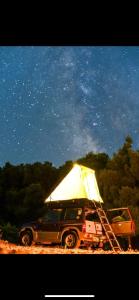 a car with a tent on top of it at Σκηνή Οροφής 4χ4 όχημα in Megalochori