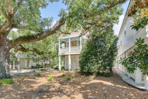 Zahrada ubytování Walk to Beach Cottage with Yard in Pass Christian!