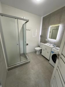 Un baño con ducha, inodoro y lavabo. en ЖК Парус, 9-1, en Chornomorsk
