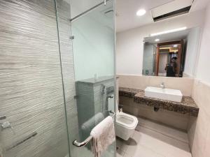 拉合尔Modern Luxury 1 BHK Apartment At Goldcrest Mall DHA Phase 4 Lahore的带淋浴、马桶和水槽的浴室 更多26张照片