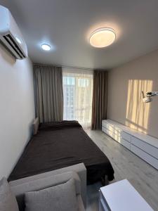 Un dormitorio con una cama grande y un sofá. en ЖК Парус, 9-1, en Chornomorsk