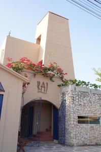un bâtiment avec des fleurs sur son côté dans l'établissement Maraville KAI - Rooftop e Suítes confortáveis, internet e boa localização, à Barra Grande