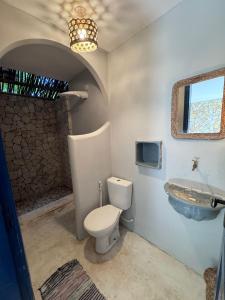 une salle de bain avec toilettes et lavabo dans l'établissement Maraville KAI - Rooftop e Suítes confortáveis, internet e boa localização, à Barra Grande