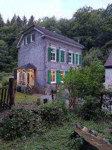 Una casa con persianas verdes. en Landhaus Retreat, en Remscheid