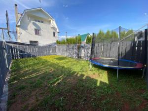 Photo de la galerie de l'établissement Будинок подобово біля лісу, 