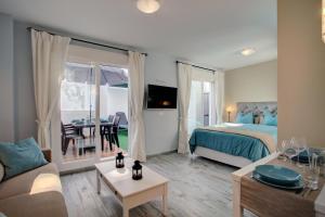 马拉加马拉加公寓的带床的客厅和餐厅