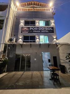 フォルタレザにあるPor do Sol Praia Hotelのポット・ド・ソン・プラザホテルと書かれた看板のある建物