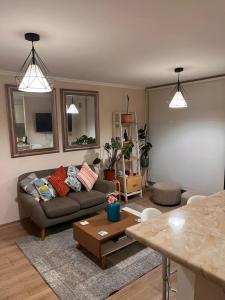 Posezení v ubytování Departamento en Villarrica con vista al volcán para 4 personas