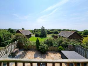 - une vue depuis le balcon d'une maison avec jardin dans l'établissement Cherry 30 Hot Tub-2 Storey, à Hull