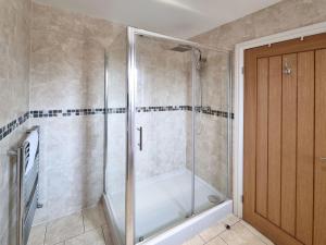 une douche avec une porte vitrée dans une salle de bain dans l'établissement Cherry 30 Hot Tub-2 Storey, à Hull 13 autres photos