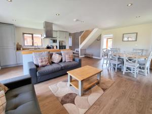 un salon et une cuisine avec un canapé et une table dans l'établissement Cherry 30 Hot Tub-2 Storey, à Hull